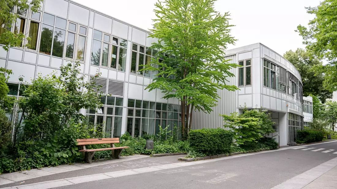 Das Gebäude der Klinik für Psychiatrie, Psychotherapie und Psychosomatik. - Bild: Fabian Sommer/dpa