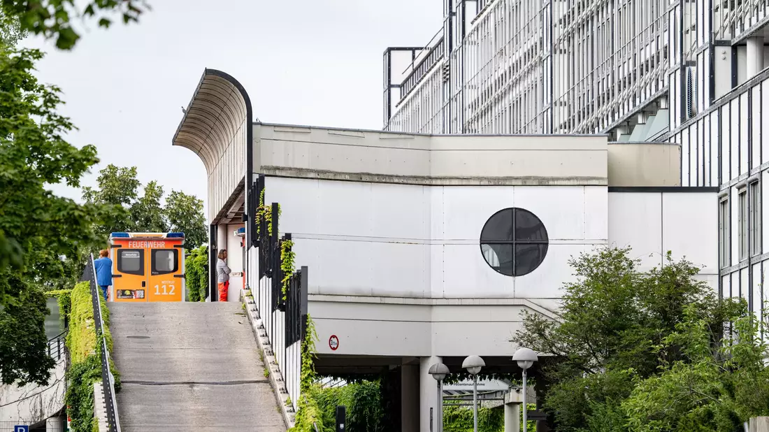 Eine Auffahrt zur Notaufnahme am Vivantes Klinikum in Neukölln.  - Bild: Fabian Sommer/dpa