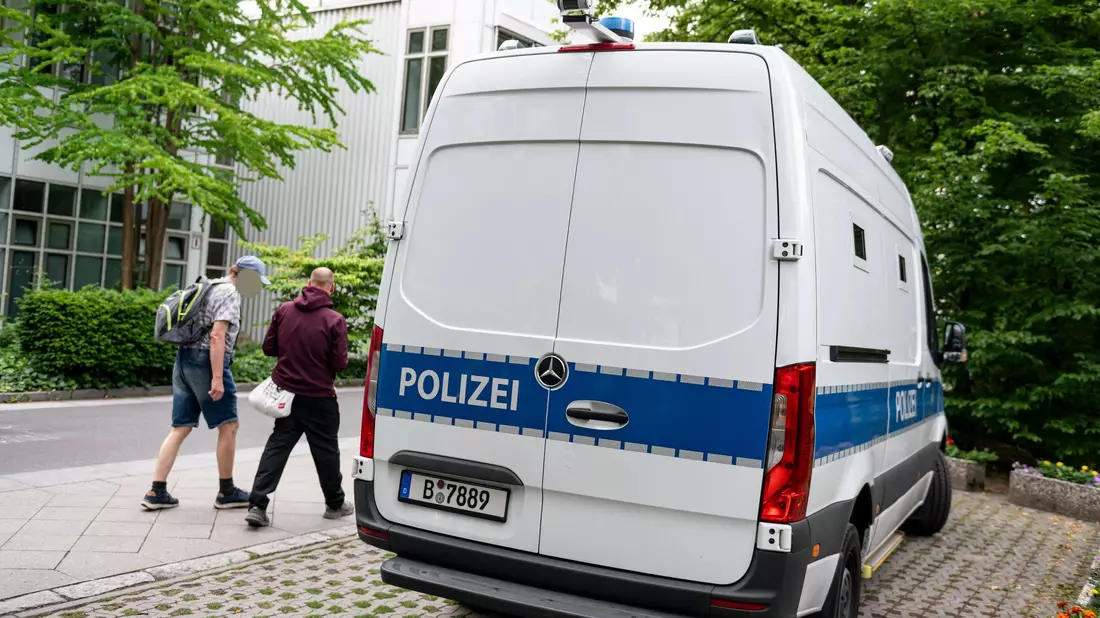 Ein Fahrzeug der Polizei steht vor dem Gebäude der Klinik. - Bild: Fabian Sommer/dpa