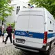 Ein Fahrzeug der Polizei steht vor dem Gebäude der Klinik. - Bild: Fabian Sommer/dpa
