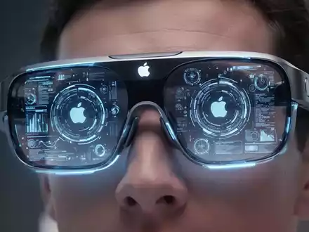 Nahaufnahme einer eleganten, hochtechnologischen Apple-AR-Brille mit leuchtend blauer, digitale Daten reflektierender Schnittstelle. - Foto: über boerse-global.de