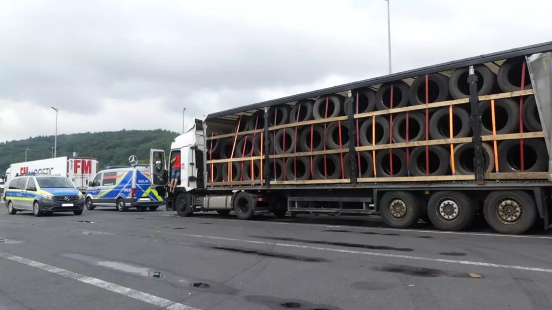 POL-OH: Behördenübergreifende Kontrolle des Schwerverkehrs in Kirchheim - 10 von 26 kontrollierten Fahrzeugen wurde die Weiterfahrt untersagt - Bild: presseportal.de