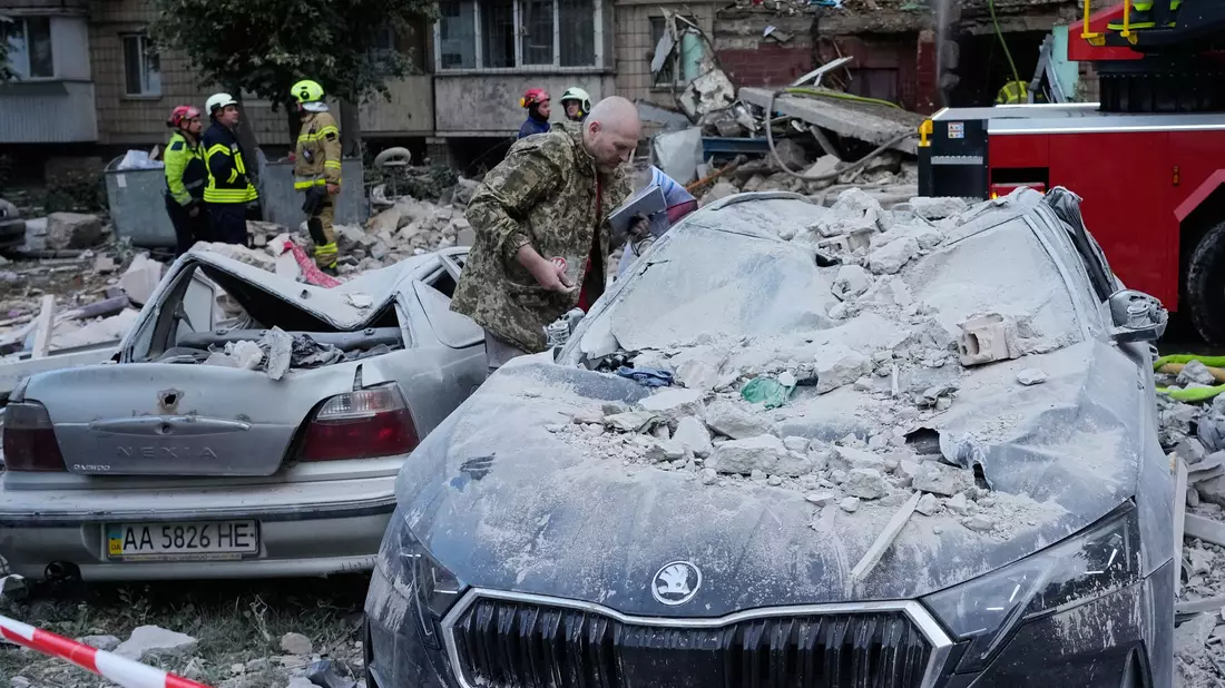 Schwere Schäden nach russischen Raketenangriffen. - Bild: Efrem Lukatsky/AP/dpa