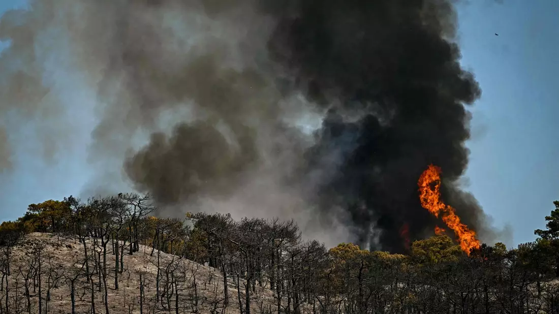 Der große Brand in Südfrankreich ist weiterhin nicht unter Kontrolle. - Bild: Gabriel Bouys/AFP/dpa