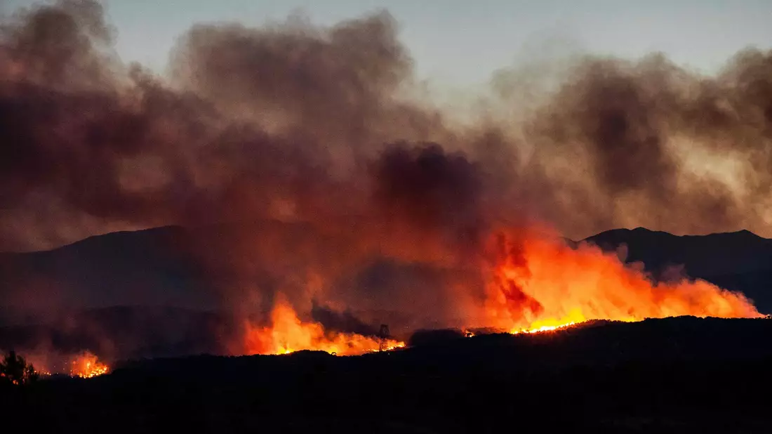 Wind, Hitze und Trockenheit fachen einen großen Brand in Südfrankreich an. - Bild: Jc Milhet/AFP/dpa
