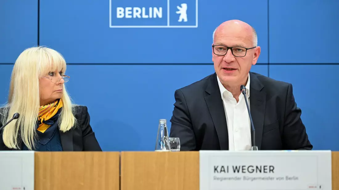 Berlins Regierender Bürgermeister Kai Wegner (r, CDU) und Innensenatorin Iris Spranger (SPD) halten mehr Investitionen in den Katastrophenschutz für nötig.  - Bild: Soeren Stache/dpa