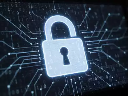 Schloss-Symbol auf Bildschirm, umgeben von Codezeilen, für Software-Sicherheit und Login-Probleme. - Foto: über boerse-global.de