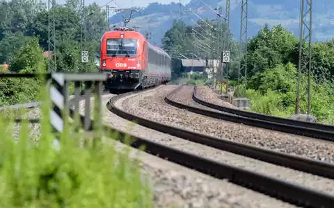 Ein österreichischer Zug auf der alten Bahnstrecke Rosenheim - Kufstein im bayerischen Inntal. Die DB plant den Neubau mit einem gigantischen Puffer für Inflation und sonstige Risiken. (Archiv) - Foto: Matthias Balk/dpa