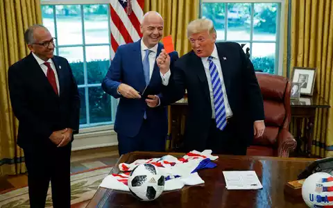Damals ein Scherz: Trump zeigt Rot. Und jetzt? (Archivbild) - Foto: Evan Vucci/AP/dpa