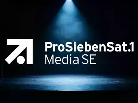 Eine leere Bühne unter einem einzelnen Scheinwerfer, der die Medien- und Unterhaltungsbranche darstellt. - Foto: über boerse-global.de