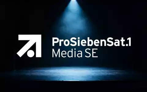 Eine leere Bühne unter einem einzelnen Scheinwerfer, der die Medien- und Unterhaltungsbranche darstellt. - Foto: über boerse-global.de