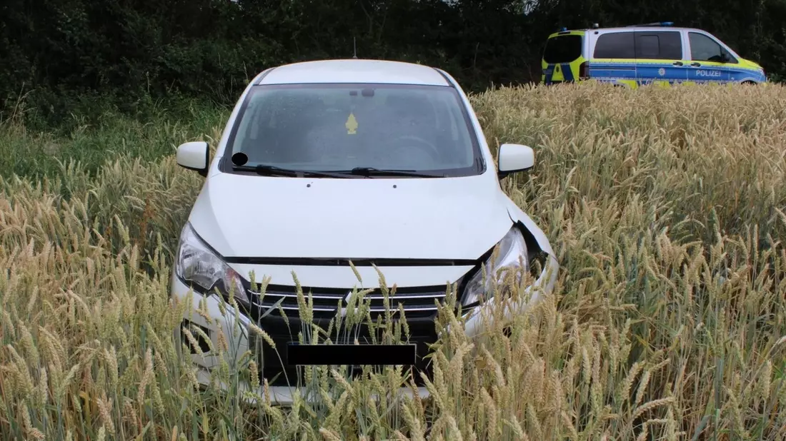 POL-MI: Verlassener und stark beschädigter Wagen in Maisfeld aufgefunden - Polizei sucht Zeugen - Bild: presseportal.de