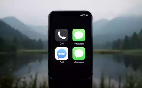 Vereinfachter iPhone-Bildschirm mit großen, kontrastreichen Icons für wichtige Apps vor unscharfem, ruhigem Hintergrund. - Foto: über boerse-global.de
