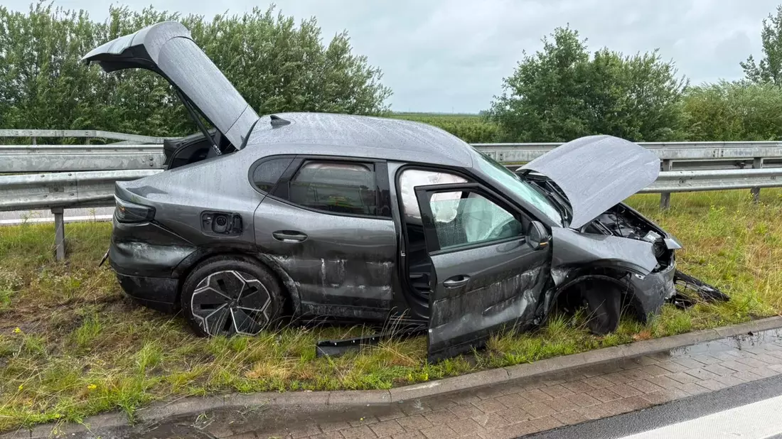 POL-STD: Einbruch in Himmelpfortener Vereinsheim und Kindertagesstätte, Mehrere Fälle von Betrug an der Haustür in Buxtehude, Ford Capri bei Unfall auf der Autobahn 26 total beschädigt - Bild: presseportal.de
