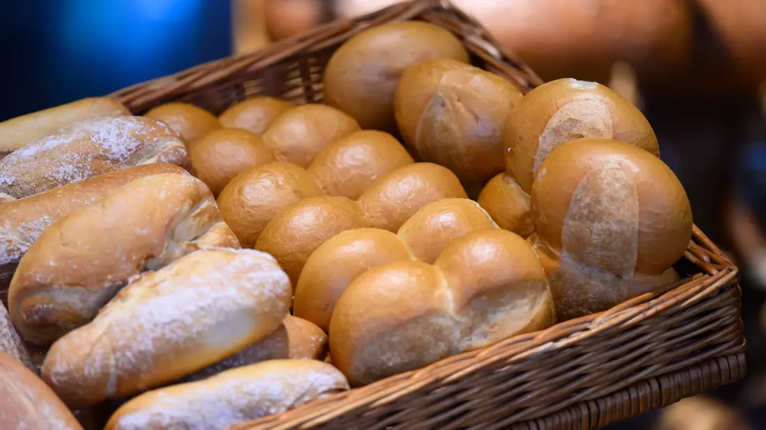 Frische Brötchen gibt es auch sonntags - dann dürfen Bäckereibeschäftigte bislang aber nur drei Stunden arbeiten. - Bild: Robert Michael/dpa