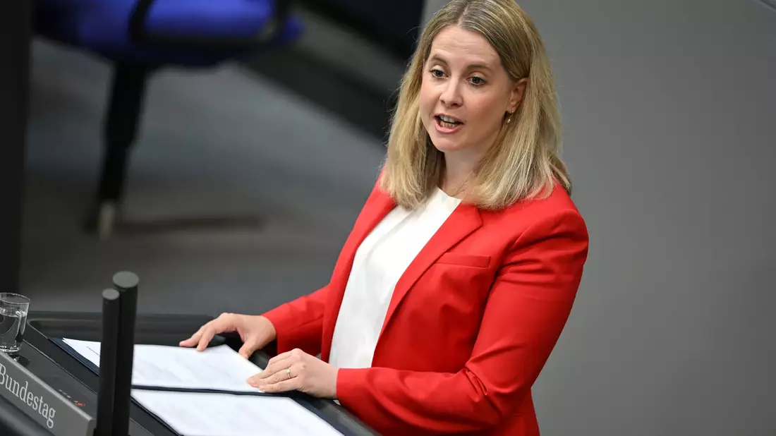 Hunderte Millionen Euro will Bauministerin Verena Hubertz (SPD) beim Wohngeld einsparen. - Bild: Elisa Schu/dpa