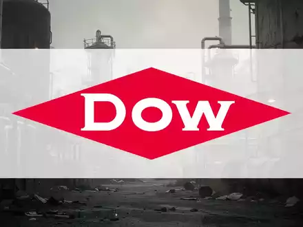 Ein stimmungsvolles Bild der Chemieindustrie mit gedämpften Farben und schwachem Licht, das einen Rückgang andeutet. - Foto: über boerse-global.de