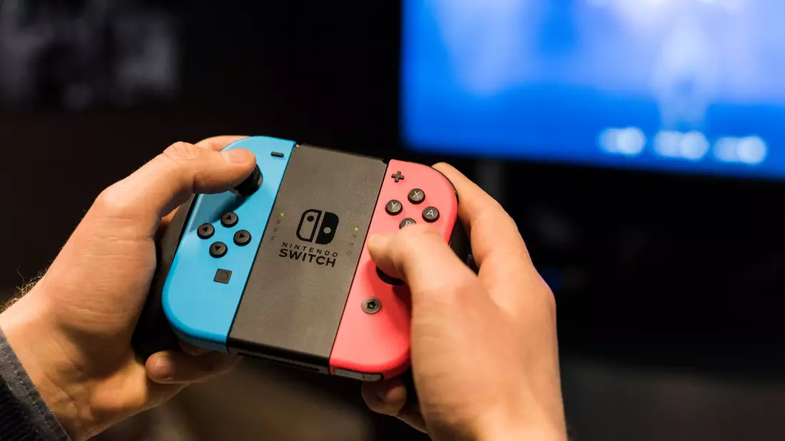 Die ursprüngliche Generation der Switch-Konsolen blieb als günstigerer Einstiegsweg in die Nintendo-Welt im Angebot. (Archivbild) - Bild: Christophe Gateau/dpa
