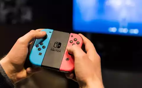Die ursprüngliche Generation der Switch-Konsolen blieb als günstigerer Einstiegsweg in die Nintendo-Welt im Angebot. (Archivbild) - Foto: Christophe Gateau/dpa