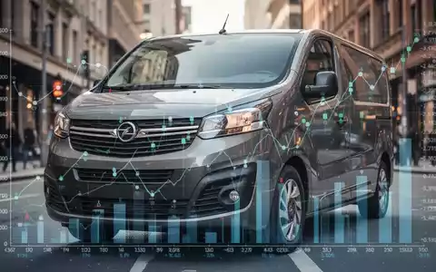 Ein moderner Opel Vivaro Transporter auf einer Stadtstraße, mit abstrakten Finanzdaten-Überlagerungen, die Kostenanalyse und Versicherungsklassen symbolisieren. - Foto: über boerse-global.de