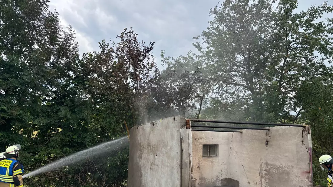 FW-EN: Starke Rauchentwicklung am Poethen - Illegale Müllverbrennung führt zu Flächen- und Vegetationsbrand - Kleinbrand am Montag im Industriebetrieb - Bild: presseportal.de
