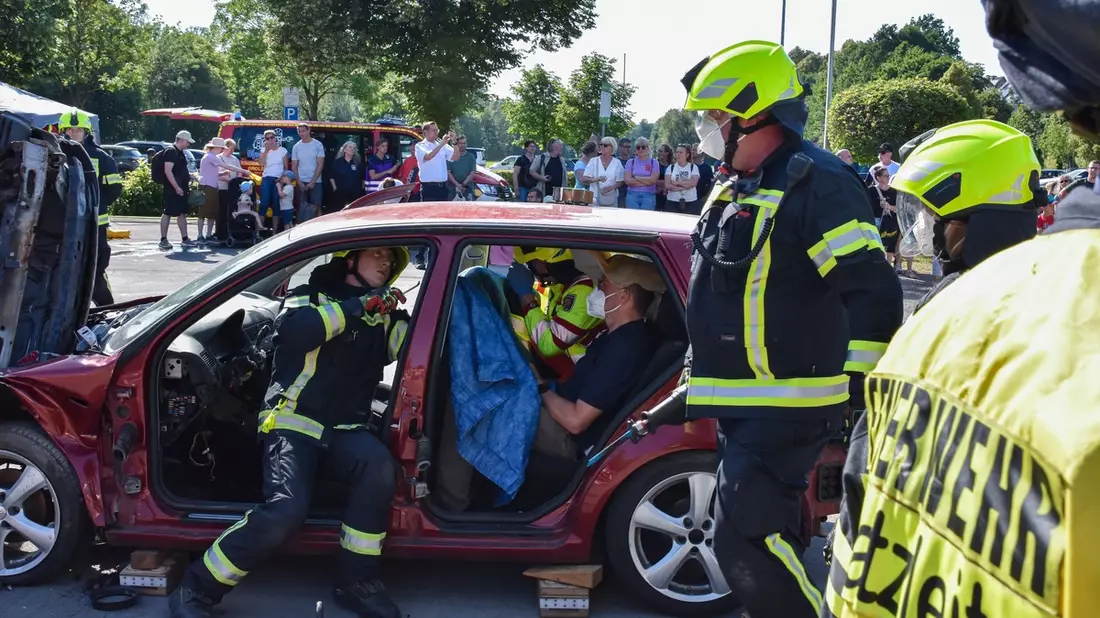 FW Wenden: 1. Wendender Blaulichtmeile - Bild: presseportal.de