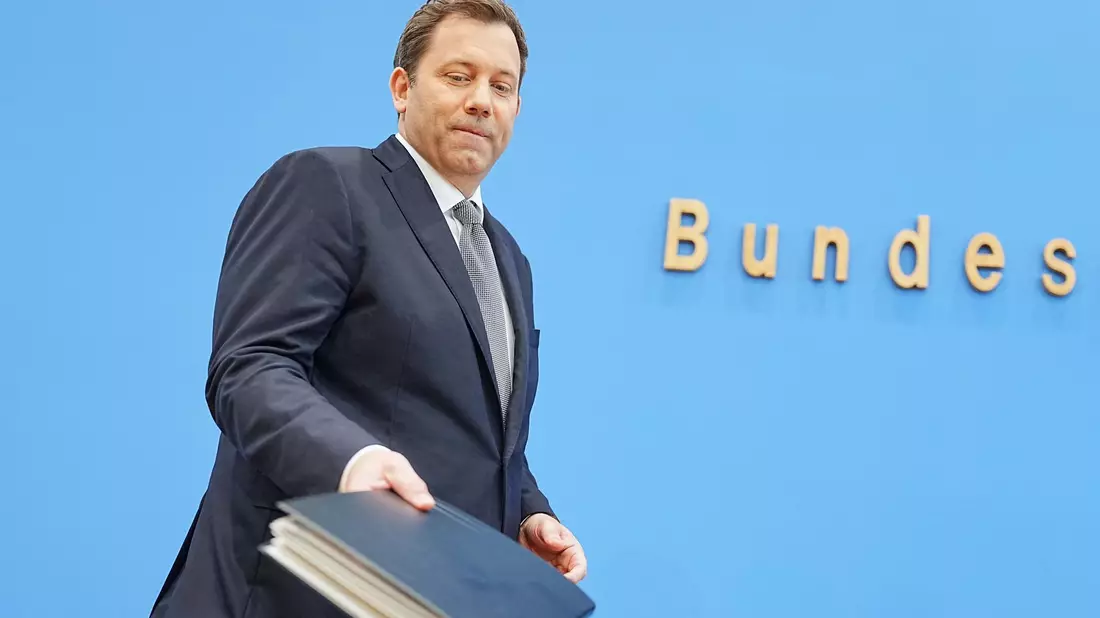 Die Haushaltspläne des Ministers sind umstritten.  - Bild: Michael Kappeler/dpa