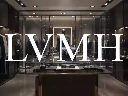 Eine abstrakte, atmosphärische Szene, die Luxuseinzelhandel und finanzielle Prüfung darstellt, mit eleganten Texturen und indirektem Licht. - Foto: über boerse-global.de