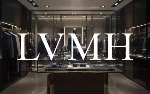 Eine abstrakte, atmosphärische Szene, die Luxuseinzelhandel und finanzielle Prüfung darstellt, mit eleganten Texturen und indirektem Licht. - Foto: über boerse-global.de