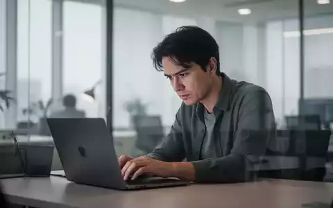 Eine Person arbeitet hochkonzentriert an einem Laptop in einem modernen, aufgeräumten Büro, symbolisiert Deep Work und Produktivität. - Foto: über boerse-global.de