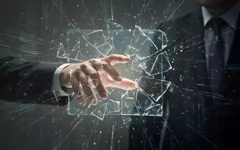 Eine Hand greift nach einem leuchtenden, fragmentierten digitalen Bildschirm, umgeben von Datenströmen, die Reizüberflutung symbolisieren. - Foto: über boerse-global.de
