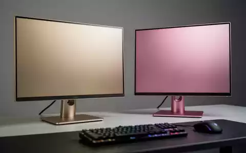 Zwei Gaming-Monitore in Champagnergold und Roségold auf einem Schreibtisch, die ihre metallischen Oberflächen zeigen. - Foto: über boerse-global.de