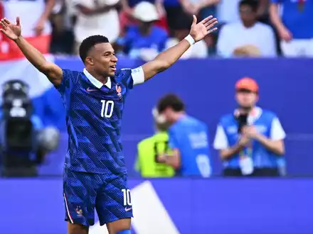 Am Ende der lachende Gewinner: Kylian Mbappé. - Foto: Tom Weller/dpa
