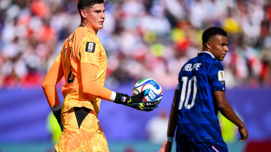 Orlando Gill (l) und Kylian Mbappé werden wohl keine Freunde mehr.  - Bild: Tom Weller/dpa