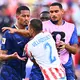 Wortgefechte und Rudelbildung: Zwischen Paraguay und Frankreich ging es heiß her.  - Bild: Tom Weller/dpa
