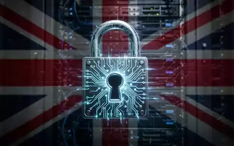 Digitales Schloss-Symbol mit Schaltkreisen, überlagert von verschwommener Union-Jack-Flagge und Serverrack, symbolisiert Cybersicherheitsbedrohungen. - Foto: über boerse-global.de