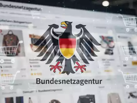 Deutsches Bundesnetzagentur-Logo über unscharfer E-Commerce-Webseite, Symbol für digitale Regulierung. - Foto: über boerse-global.de