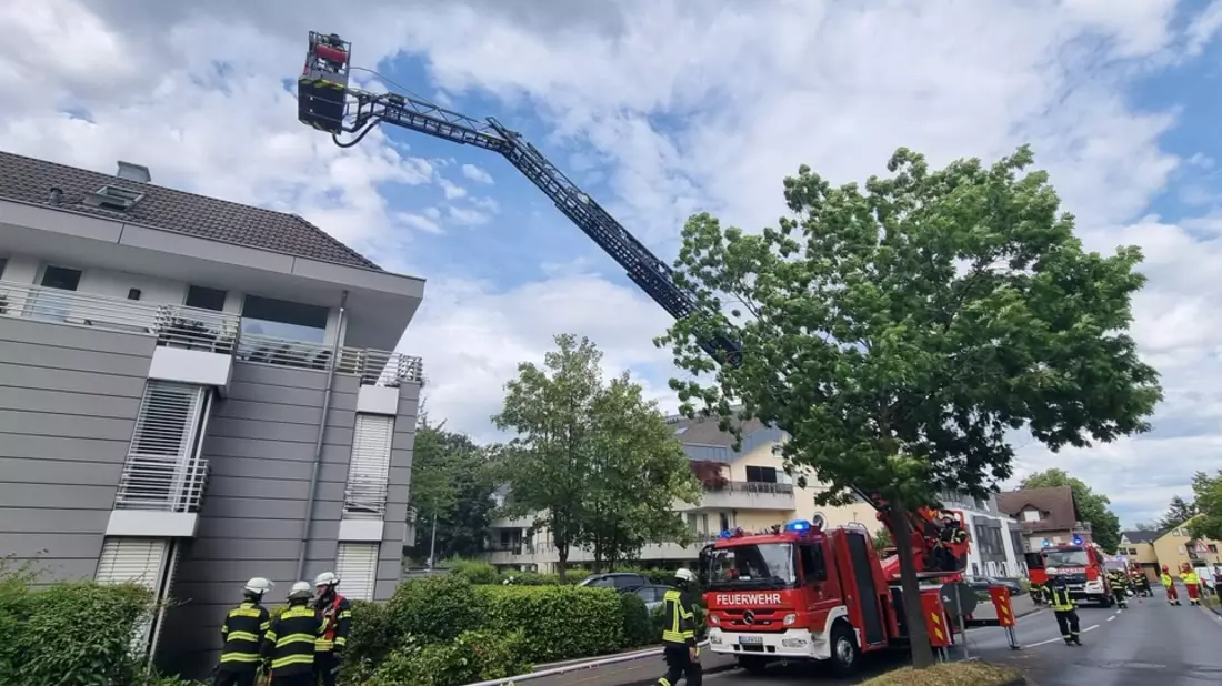 FW Hennef: Kellerbrand in Hennef: Feuerwehr rettet zwei Personen über Drehleiter - Bild: presseportal.de
