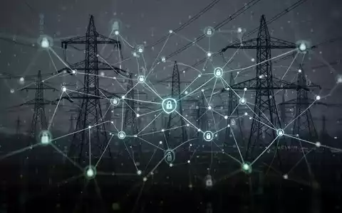 Abstrakte Darstellung eines sicheren digitalen Netzwerks über einer Energieinfrastruktur, die Cybersicherheit im Energiesektor symbolisiert. - Foto: über boerse-global.de