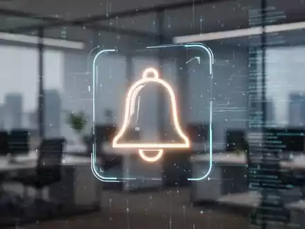 Leuchtendes digitales Benachrichtigungssymbol über verschwommenem Hintergrund eines modernen Büros, symbolisiert Software-Updates und Produktivität. - Foto: über boerse-global.de