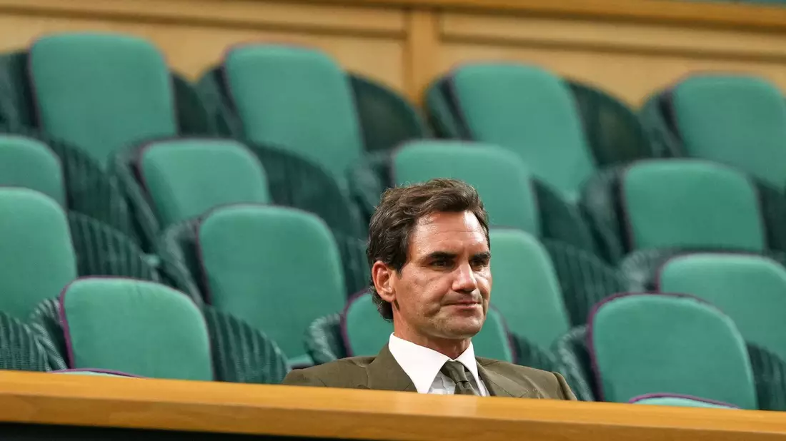 Der achtmalige Wimbledonsieger Roger Federer saß anfangs einsam in der Royal Box. - Bild: Kirsty Wigglesworth/AP/dpa