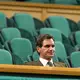 Der achtmalige Wimbledonsieger Roger Federer saß anfangs einsam in der Royal Box. - Bild: Kirsty Wigglesworth/AP/dpa