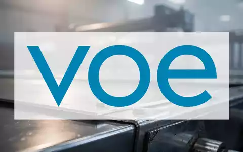 Abstrakte Szene, die den Industriesektor darstellt, mit metallischen Texturen und angedeuteten Maschinen, die Stabilität und Erwartung vermitteln. - Foto: über boerse-global.de