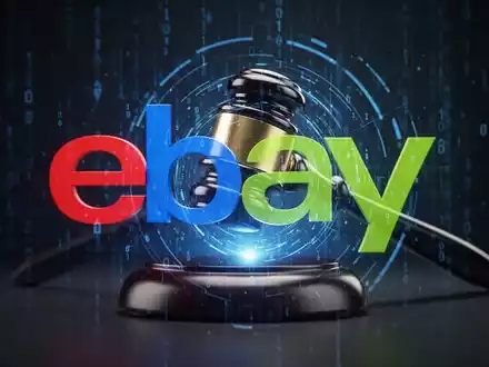 eBay-Logo mit Richterhammer und digitaler Datenüberlagerung, symbolisiert Regulierungsmaßnahmen und Durchsetzung digitaler Dienste. - Foto: über boerse-global.de