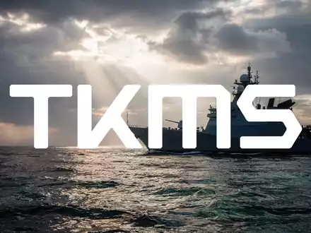 Abstrakte Szene der Marineverteidigungsindustrie mit der Silhouette eines Schiffes vor einem dramatischen Ozean und Himmel. - Foto: über boerse-global.de