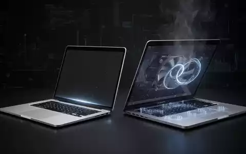 Zwei moderne Laptops, ein schlankes (MacBook Air) und ein etwas dickeres (MacBook Pro), auf dunkler Oberfläche. - Foto: über boerse-global.de
