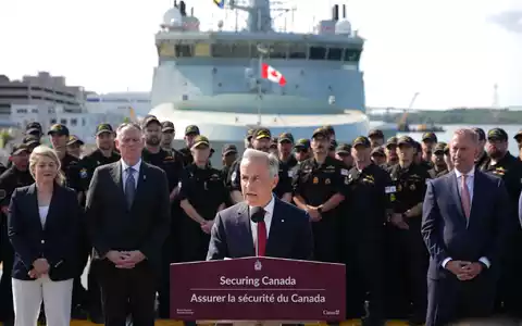 Kanadas Premier Carney verkündete die Entscheidung auf einer Militärbasis in Halifax. - Foto: Darren Calabrese/The Canadian Press via AP/dpa