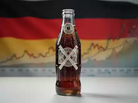 Eine Flasche eines zuckerhaltigen Getränks mit einem Steuersiegel und unscharfen Finanzdiagrammen im Hintergrund. - Foto: über boerse-global.de