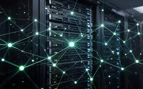 Ein futuristisches, leuchtendes Netzwerkraster überlagert einen modernen Rechenzentrum-Server-Rack mit digitalen Verbindungslinien und leuchtenden Knotenpunkten. - Foto: über boerse-global.de