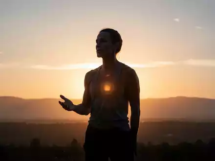 Eine Silhouette eines Menschen bei Sonnenaufgang, die das Konzept des Intervallfastens und der Langlebigkeit symbolisiert. - Foto: über boerse-global.de